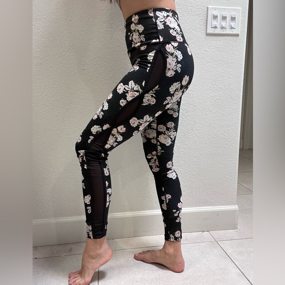 Free people black and white floral leggings 🖤 size small